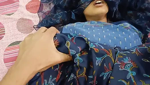 Das indische Desi-dorf Bhabhi wurde mit bother-in-low in klarem Hindi-Stimme gefickt