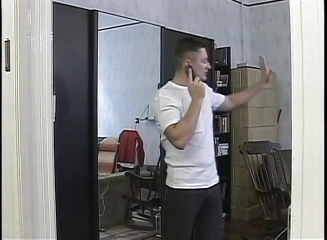 Ein mädchen erwischt ihren freund, der einem mann einen blowjob gibt