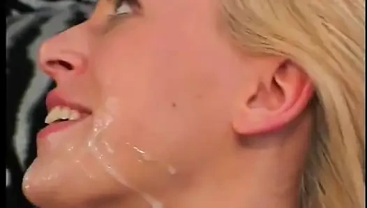 Seksi sarışın kalın siyah yaraklarla iki yarağı birden alıyor ve dölleniyor