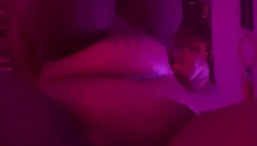 Чернокожая скачет на дилдо соло