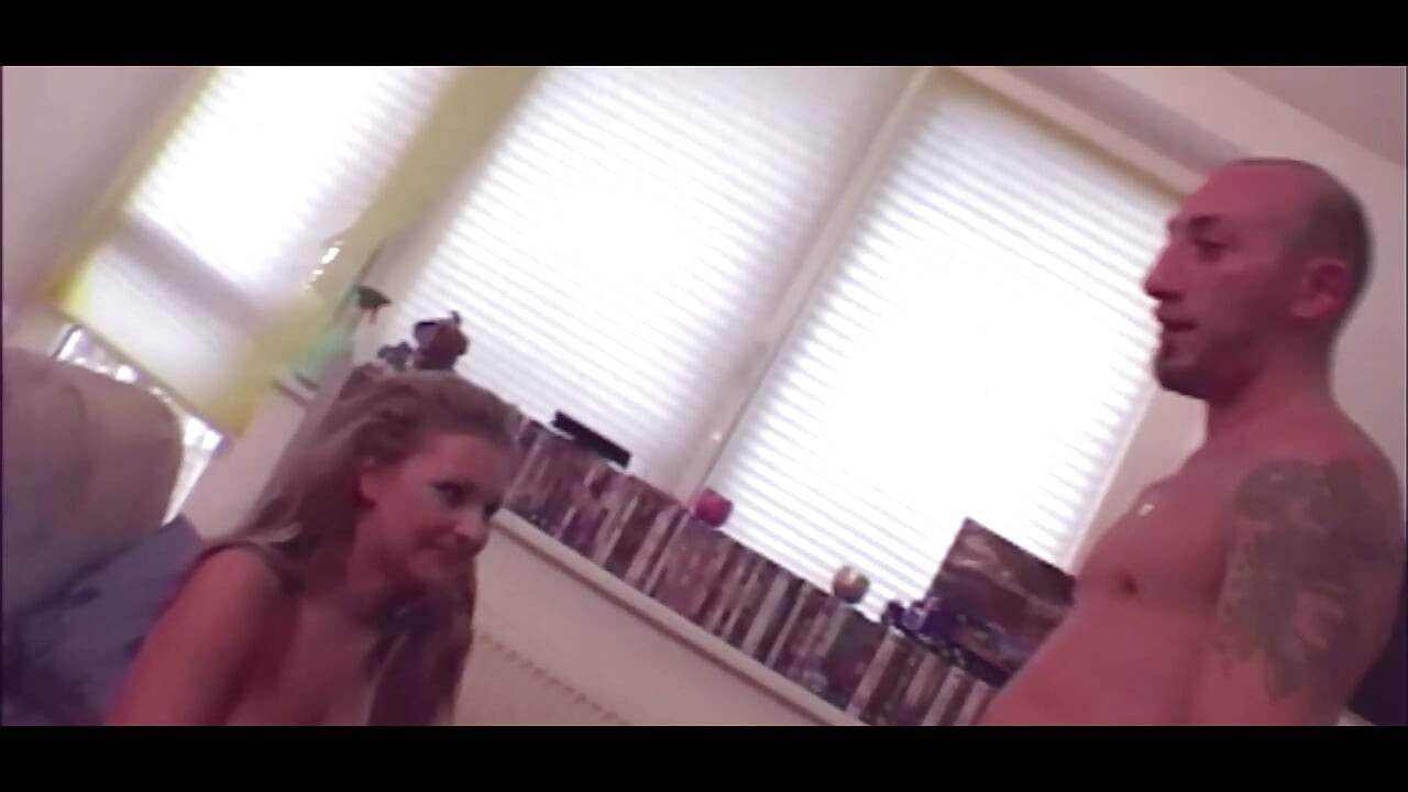 セクシーな女の子たちが膣を舐めるスリーサムのホットアナルセックス