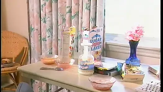 Sarışın güzel kadın erkek arkadaşının sert kalın yarağına biniyor