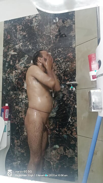 Polisi wale paman gand maarte hue