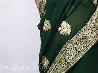 Tante in einem sexy Sari trägt einen BH