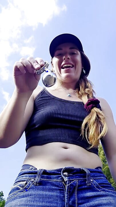 Ruiva prepara o cu para anal com plug big metal