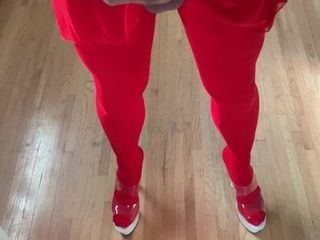 Spiegel klaarkomen in rode panty&#39;s, kousen en hakken