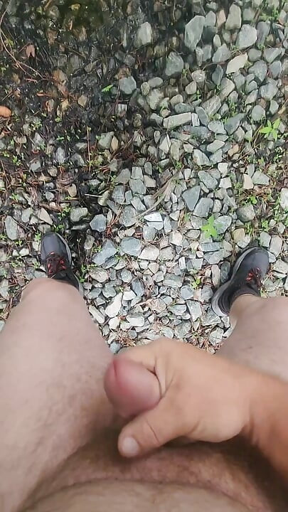 Nahá a škubání na náhodné příjezdové cestě.