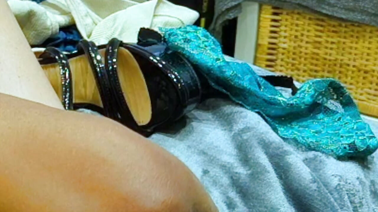 Πόδια φετίχ Dominatrix Κοντά Μαλλιά Ξανθιά αφήνει BBC να μυρίσει τον κώλο της - Ισπανίδα Milf