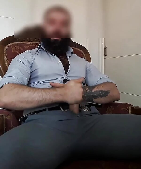 HAIRY MAN WITH CUMSHOT'S ON BEARD