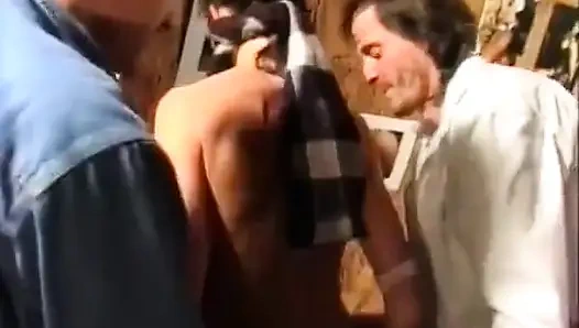 Pasangan paris dientot di depan film bokong.