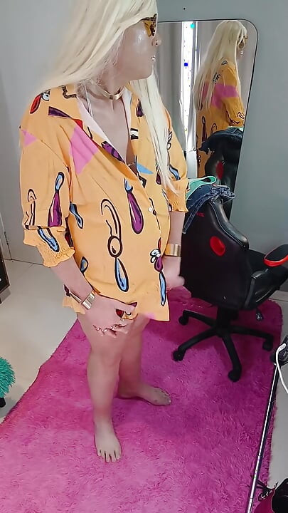 Một chiếc váy mới dễ thương, sau đó cởi bỏ bộ bikini của tôi và làm cho mông của tôi bị bôi dầu lên ... và kết thúc với một cực khoái khác.