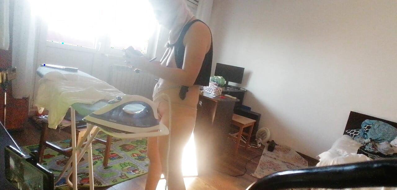 Sexy wife doing chores in the house naked. Cum on wife's big ass. Hot foreplay with a couple, oil massage on the body.