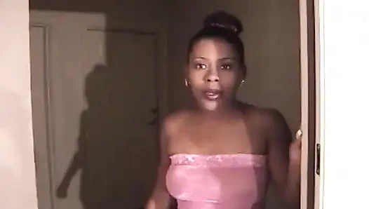 Sie liebt es, mit spielzeug zu spielen und schwanz zu lutschen