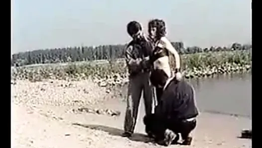 Редкая классическая немецкая рабыня на публике в любительском видео (camaster) в любительском видео