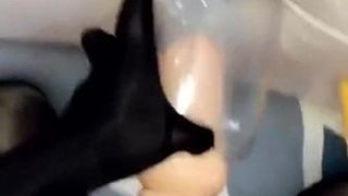 Une bite enfermée dans du nylon se masturbe dans des bas