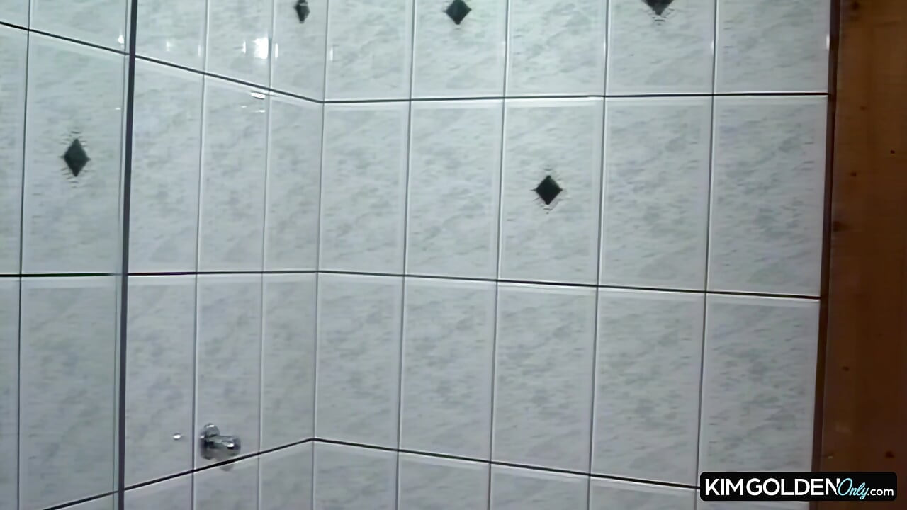 Sinnliche Dusche mit Stiefel und Blowjob