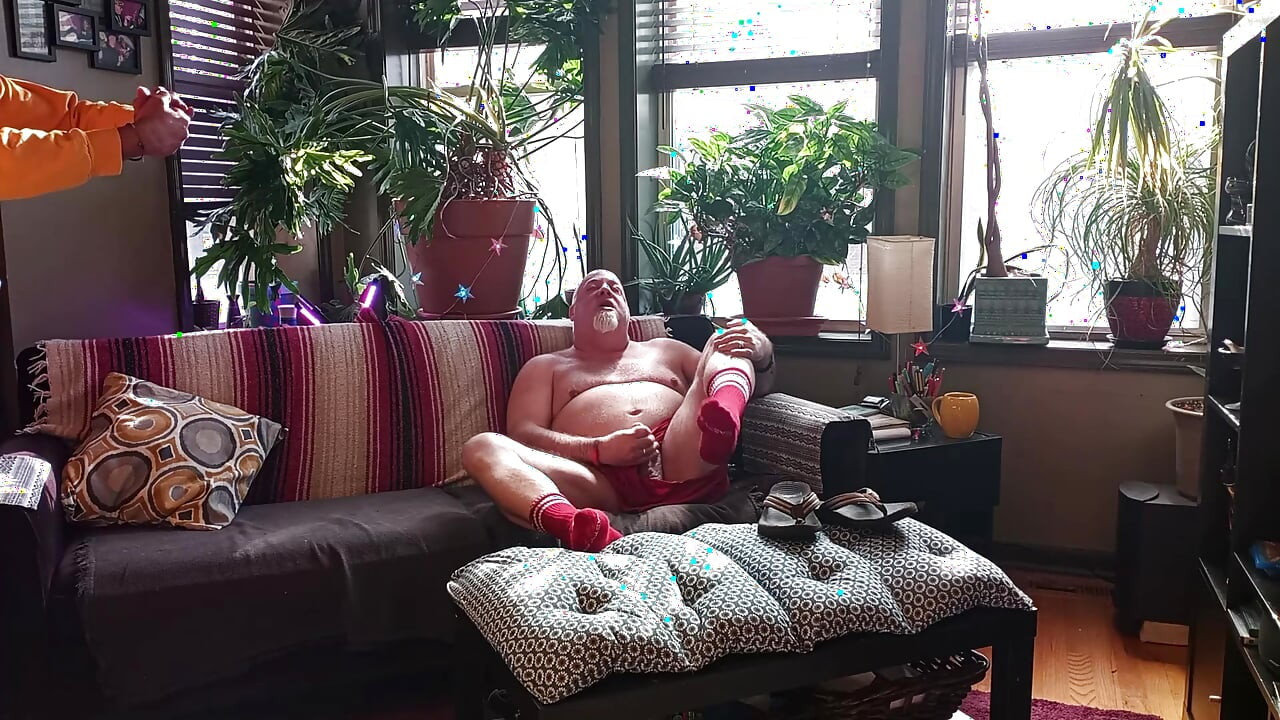 Bear Jerks off in Flip Flops - Bonus Feature Included at the End