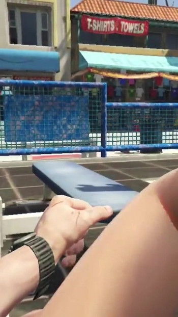 Čelist-kapka okamžik z "Tracey má sex se svým sugar tátou Trevor ve venkovním plážovém tělocvičně" "
