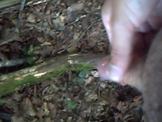 Abspritzen in ein Kondom im Wald