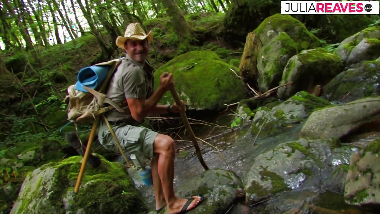 Kamuk larki chattan par jhuk jati hai kyonki uski viry nikalne ke lie munh men viry sht ki chudaee hoti hai