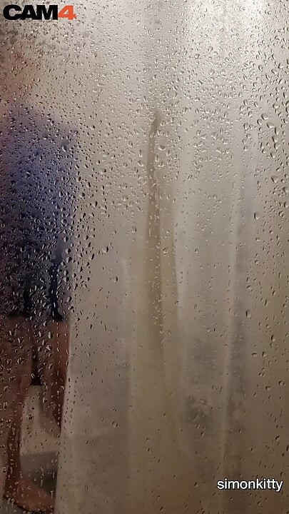 Regardez cette scène torride sous la douche avec Simon nu