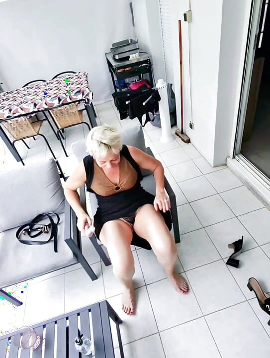 Il écarte mes string et baise ma chatte et mon cul en POV