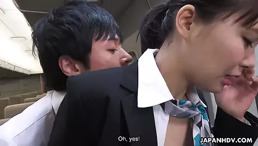 日本の客室乗務員三浦遥は、無修正で飛行機の乗客と性交します。