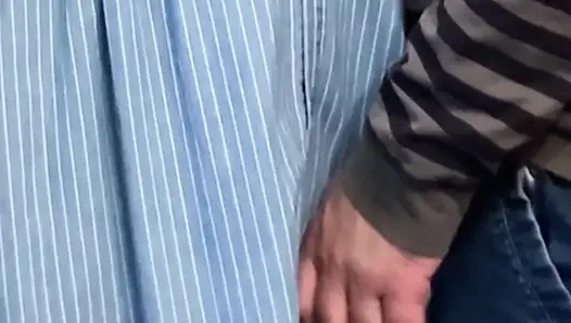 Извращенец трахает пальцами под моим платьем, трахает пальцами мою киску