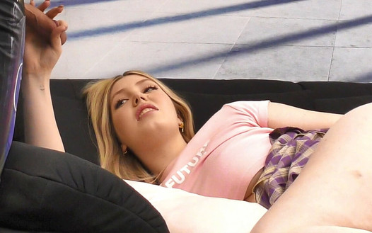 Gros seins, gros cul incroyablement beau, chatte sexy et pulpeuse, une blonde à forte poitrine trait le sperme d’une grosse bite