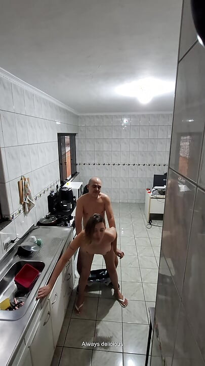 A empregada concordou em ficar nua e receber uma ejaculação no rosto.