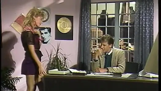 Blonde schlampe mit einer rasierten muschi liebt es, von einem großen schwanz hart gefickt zu werden