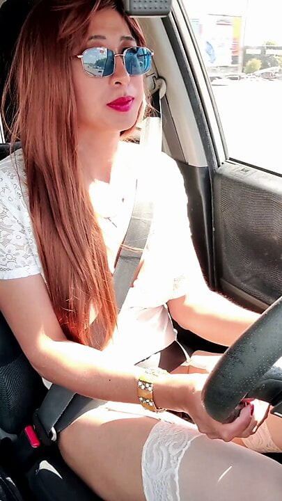 Sissy puta Bess cavalga pela cidade em nada além de sua lingerie