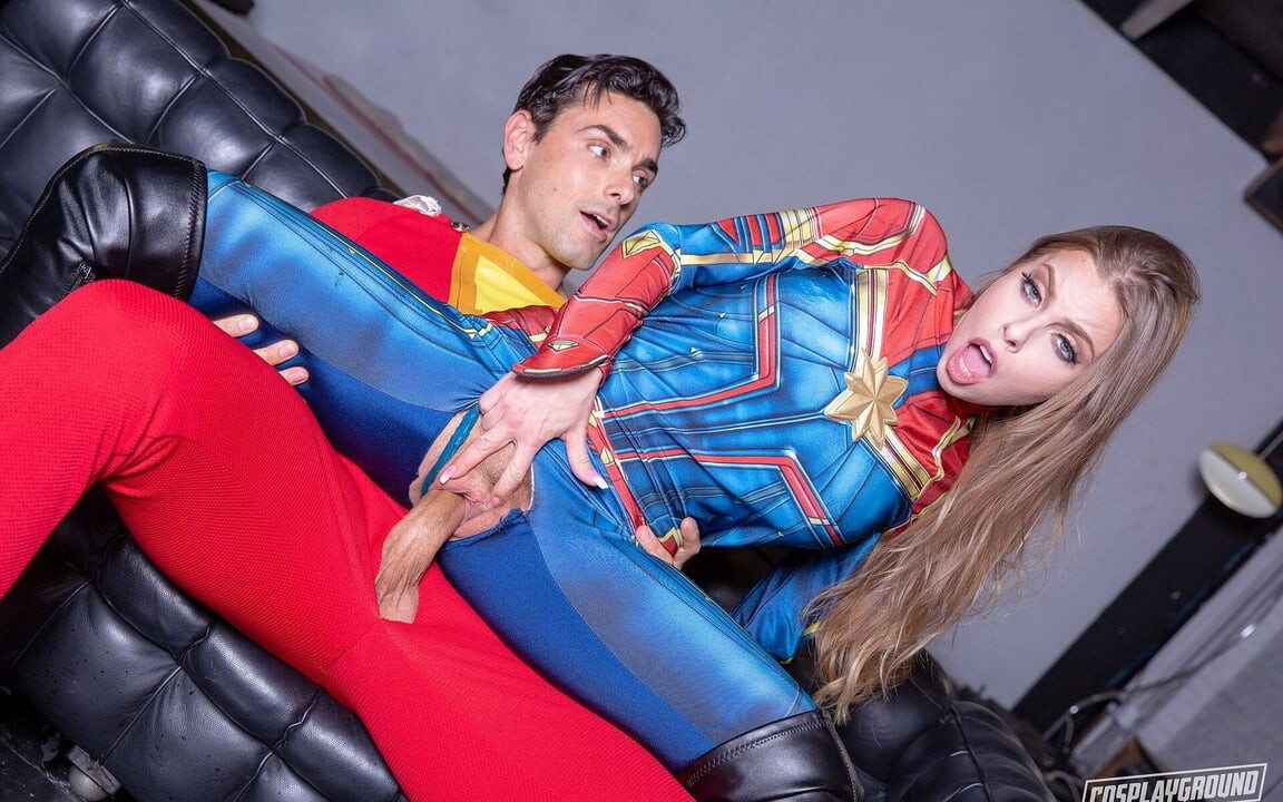 Britney Amber e Ryan Driller reúnem duas capitães marvels para uma foda dura