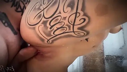 Cinsel Bağımlı Üvey Baba Duşa Girer Ve Üvey Kızının Üzerine Boşalır