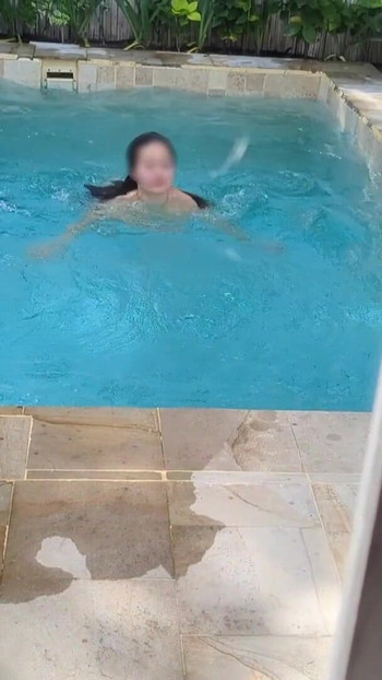 Detik epik dari "Menonton adik tiri Asia berenang bogel"