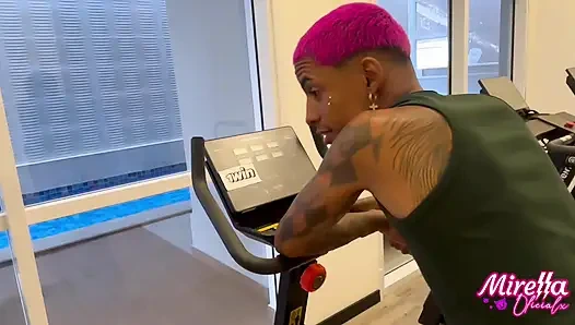 Я — худая силиконированная девушка из Smart Fit