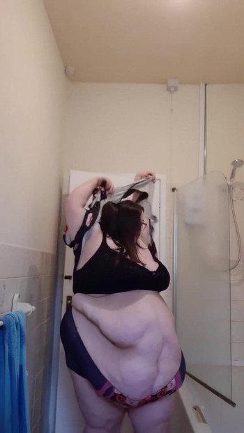 Az SSBBW ugratja zuhany előtt