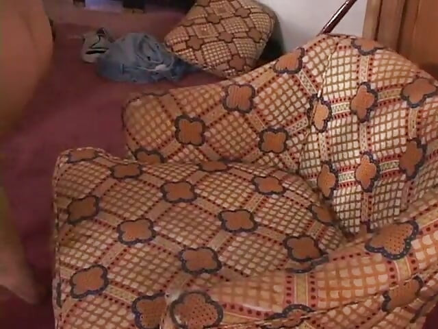 Une jolie brune en nattes suce une bite et se fait baiser sur la table de billard