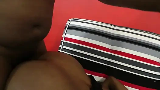 Güzel Siyah Öğrenci Oyuncu Seçimi Yapıyor