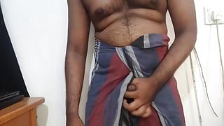 Indyjski tata w starym sarongu i krótkiej bieliźnie