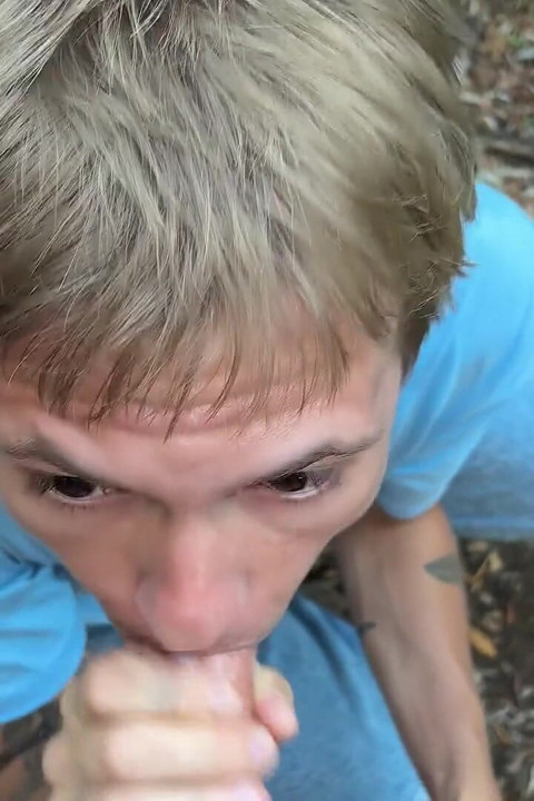 Twink zuigt en neemt dan een grote binnenkant en komt klaar