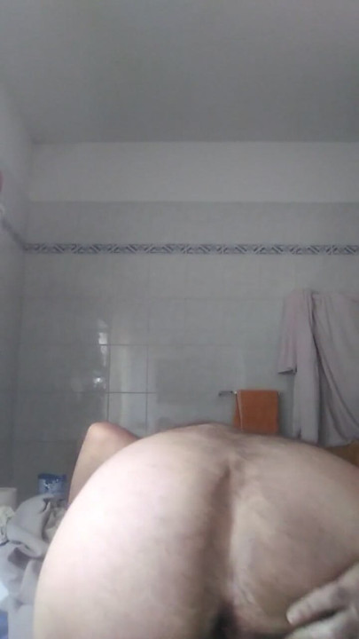 Davide el cerdo está en el baño, se desnuda, mea en una botella de plástico cortada y muestro su hermoso culo grande. | Clip 1
