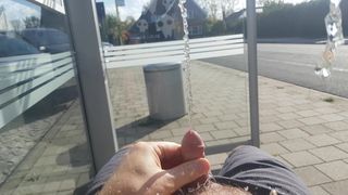 Kencing sendiri di halte bus