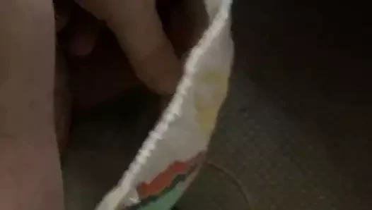 穿着尿布撒尿的第一人称视角
