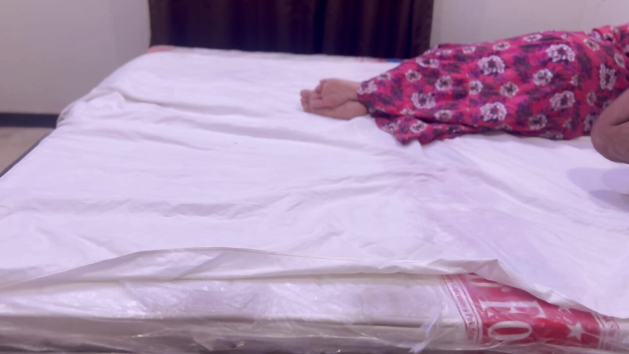 Intialainen kämppäkaveri nai minua kovaa Kämppäkaverini herätti minut ja tuli pilluuni Desi tiukka pillu kova vitun seksi