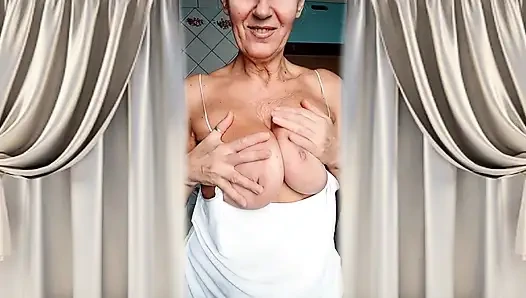 Ateşli ev hanımı Lukerya. Eğlenceli çevrimiçi flört.