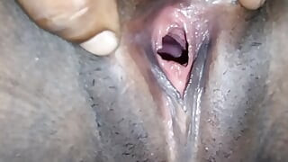 Adik tiri menyelinap ke katil abang tiri untuk keseronokan lewat malam