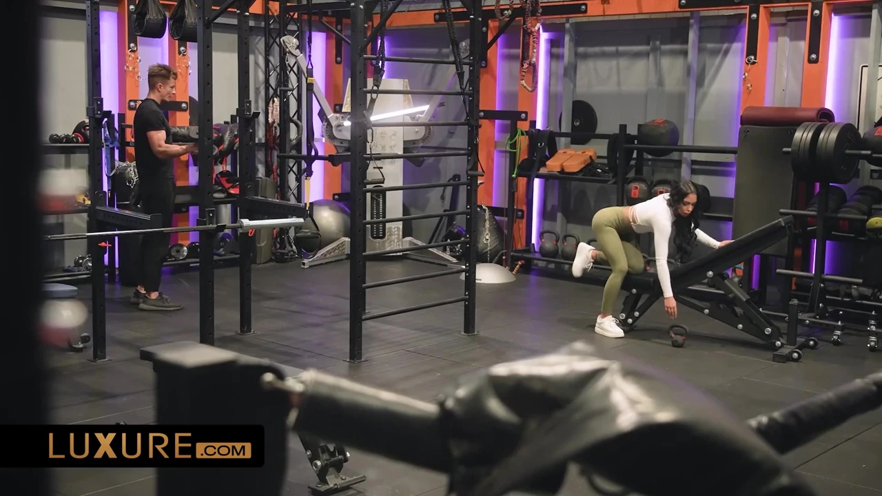 Spor salonunda buluşma ve evde üçlü seks