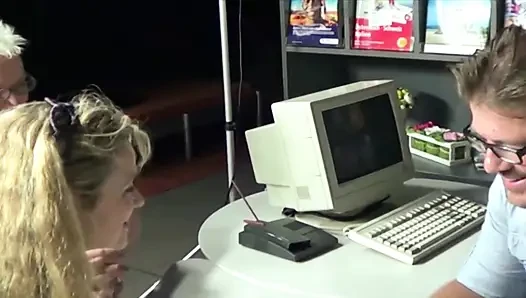 Офисные шлюшки из Франции должны сосать член в тройничке