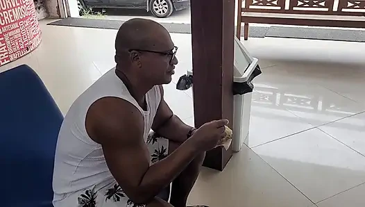 Ein köstliches schokoladen-popsicle